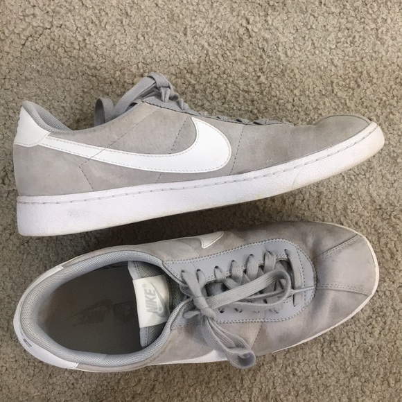 Nike Other - 😎Nike leather men’s gray white shoes sz 11.5 med